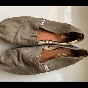 Toms green canvas shoes